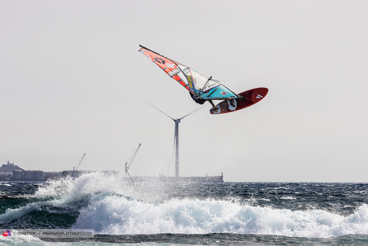 Tobias Bjørnaa fra Klitmøller fører konkurrencen efter første runde af PWA World Tour stævnet i U17 på Gran Canaria Spanien.